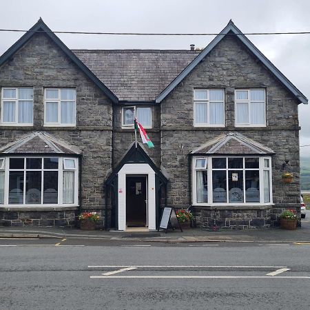 Y Griffin Hotel Penrhyndeudreath Exterior foto