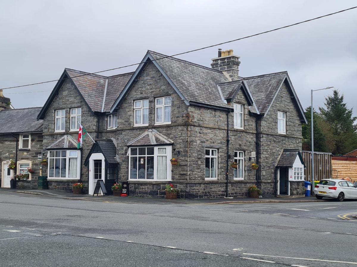 Y Griffin Hotel Penrhyndeudreath Exterior foto